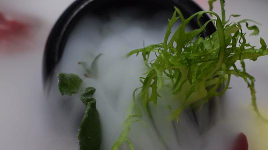 4K云南野生菌松茸刺身美食视频的预览图