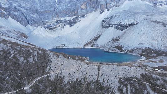 稻城亚丁五色湖与高原雪山航拍视频的预览图