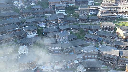 贵州千户苗寨民族风情建筑与清晨烟雾航拍视频的预览图