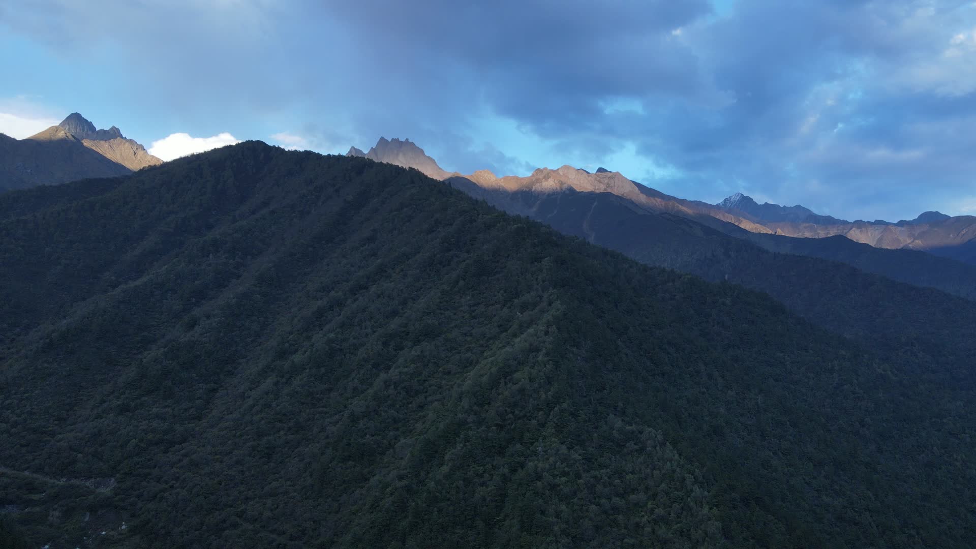 旅游雪山航拍高山实景视频视频的预览图