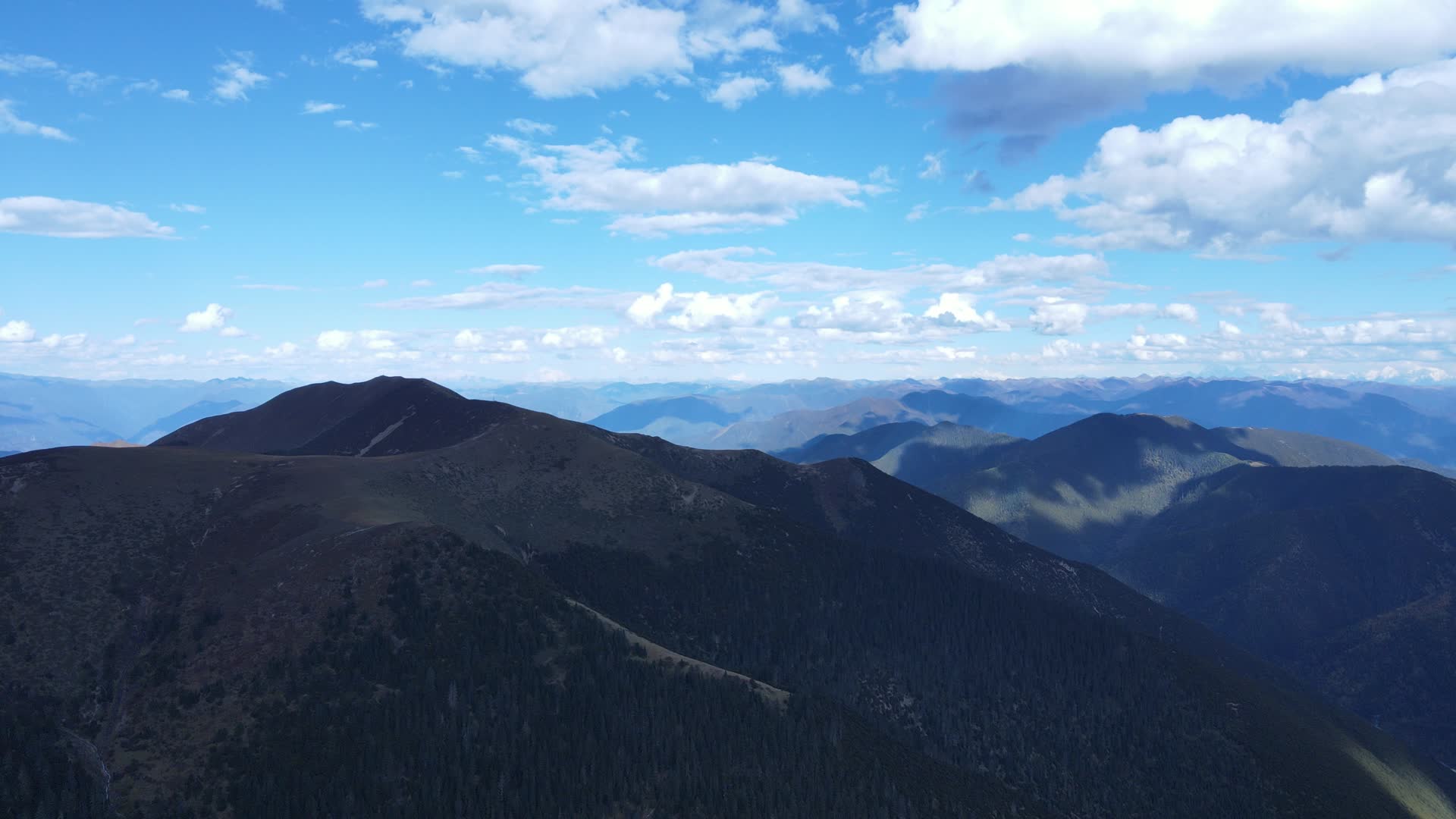 川藏线蓝天白云航拍视频的预览图