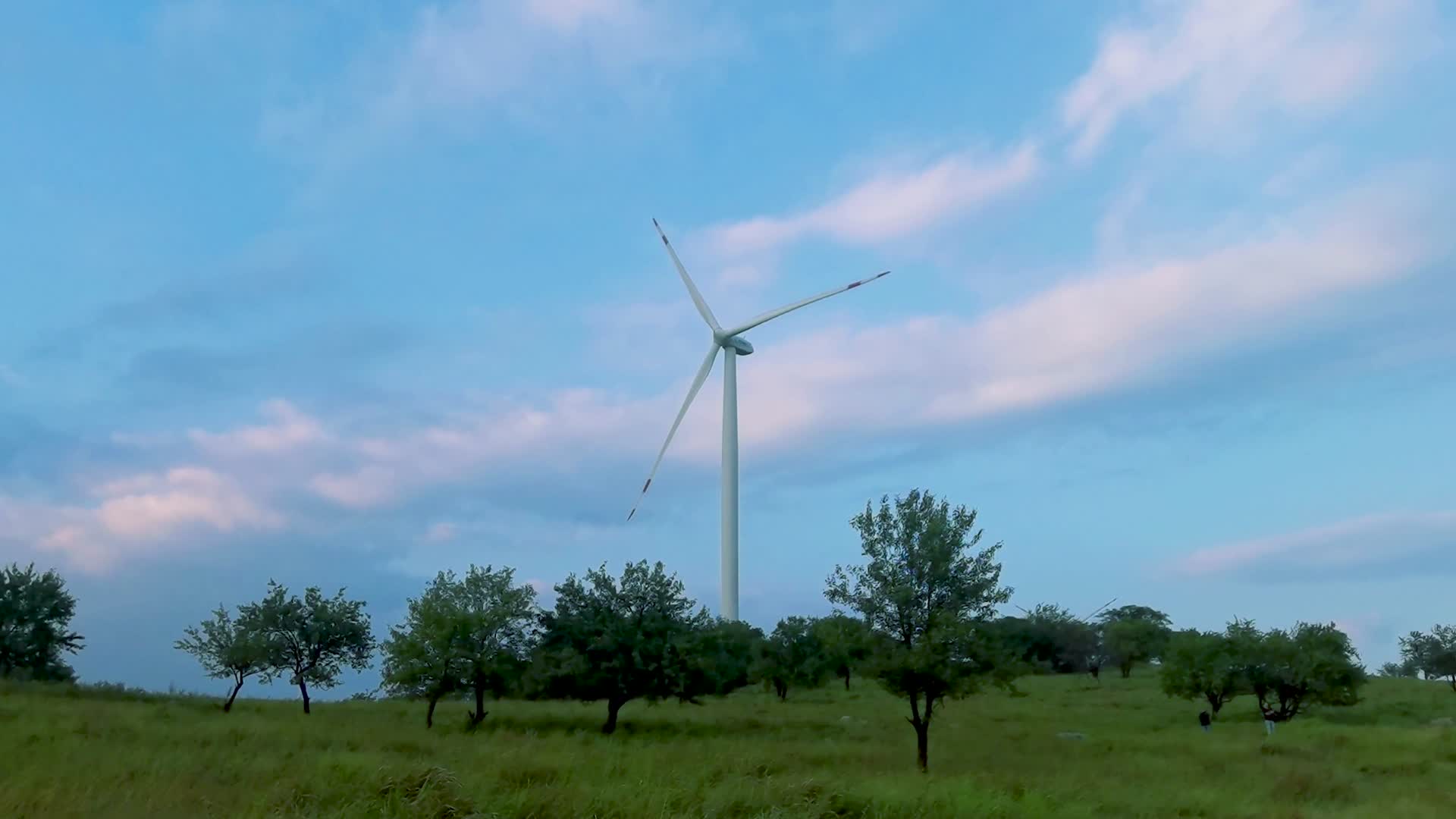 4K实拍大风车转圈环保建设视频的预览图
