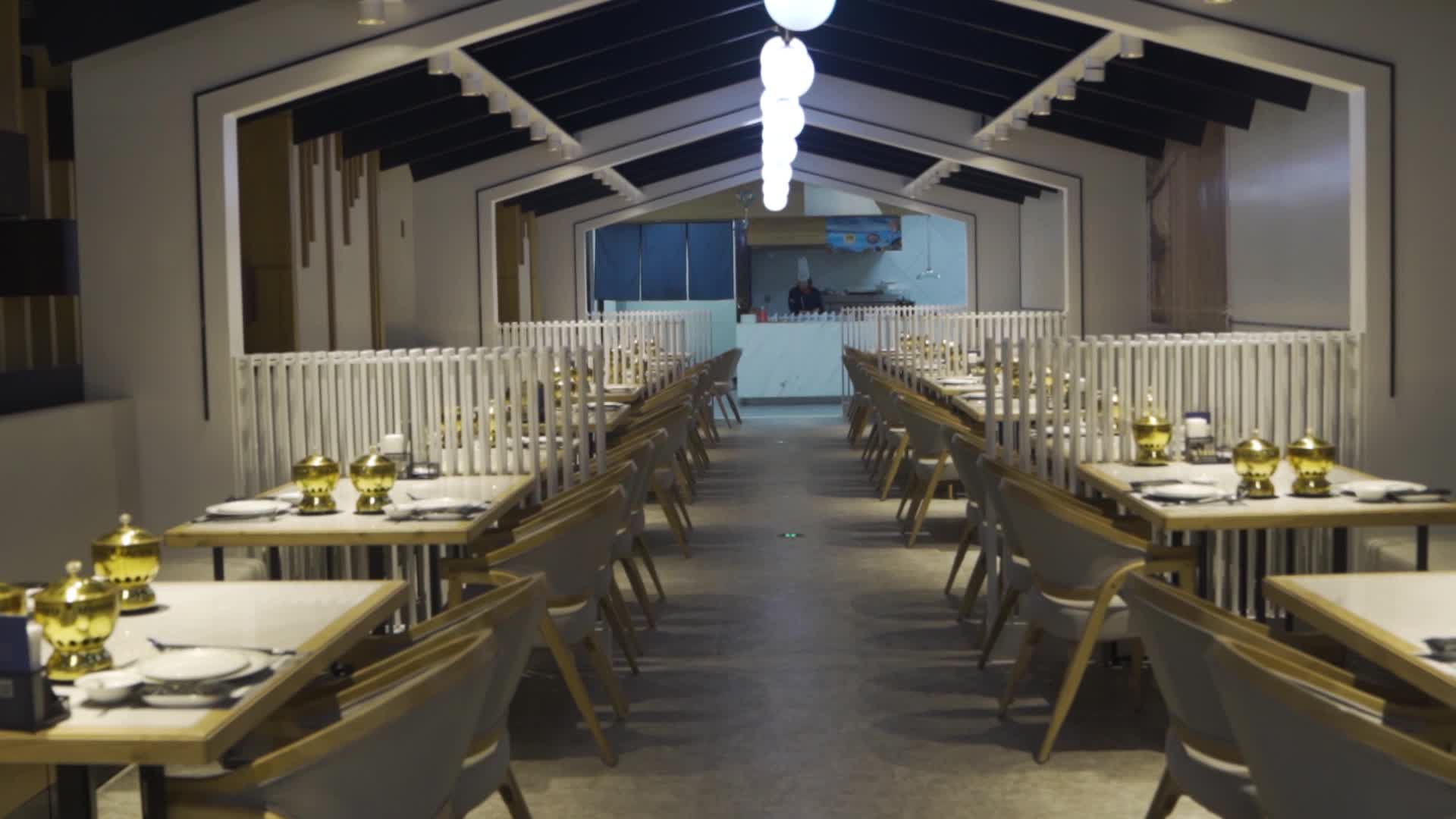 高端自助餐厅餐桌环境视频的预览图
