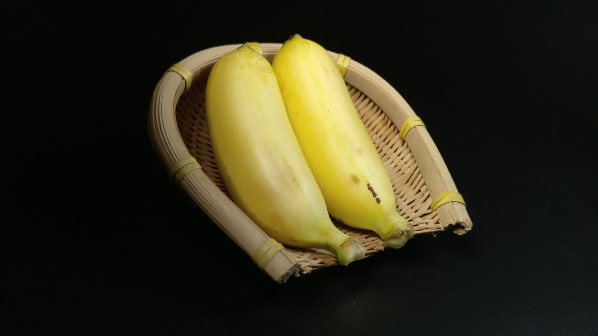 小香蕉水果4k实拍视频视频的预览图