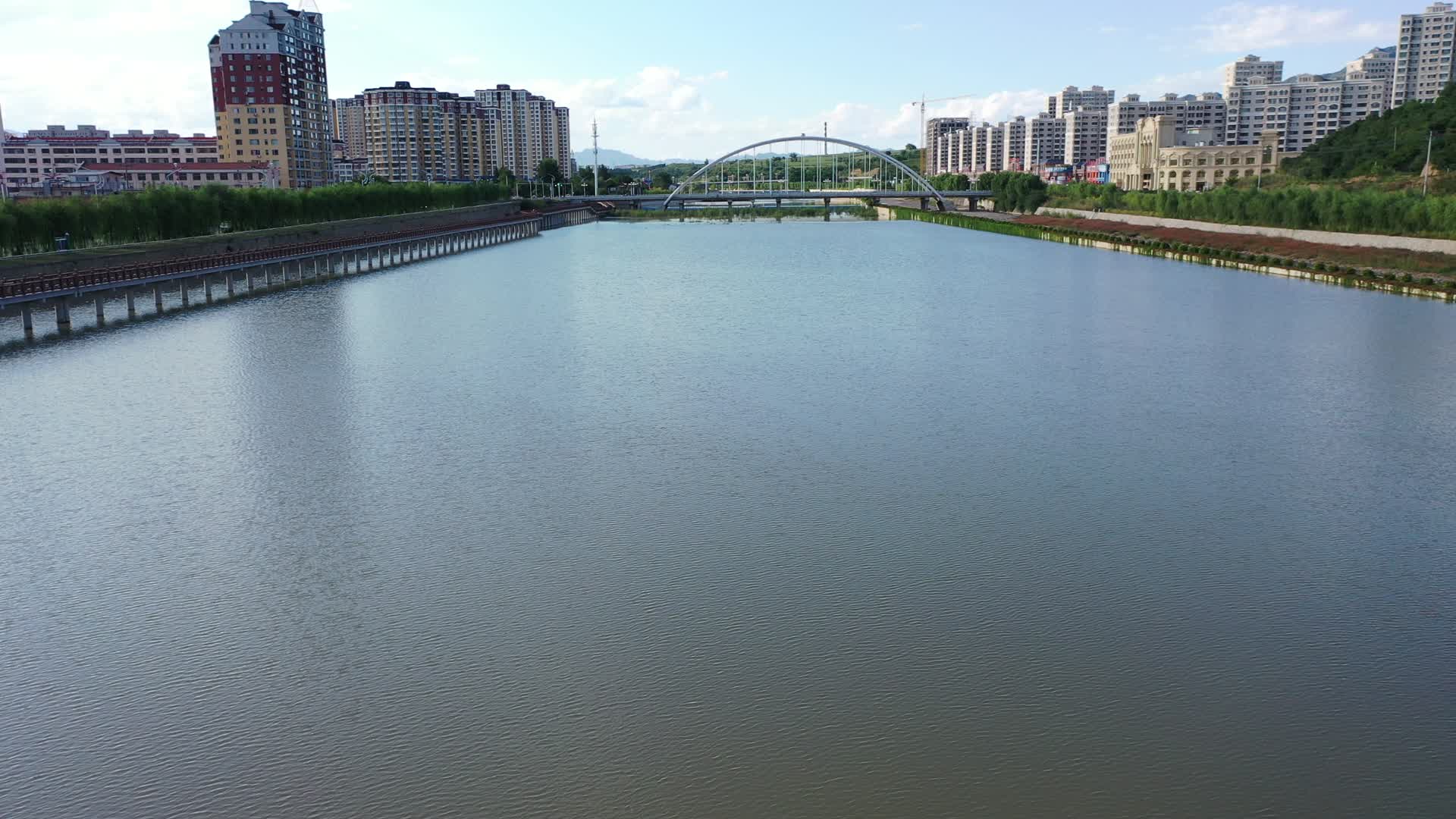 航拍县城护城河建设视频的预览图