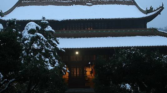 杭州西湖风景区净慈寺禅院下雪风景视频视频的预览图