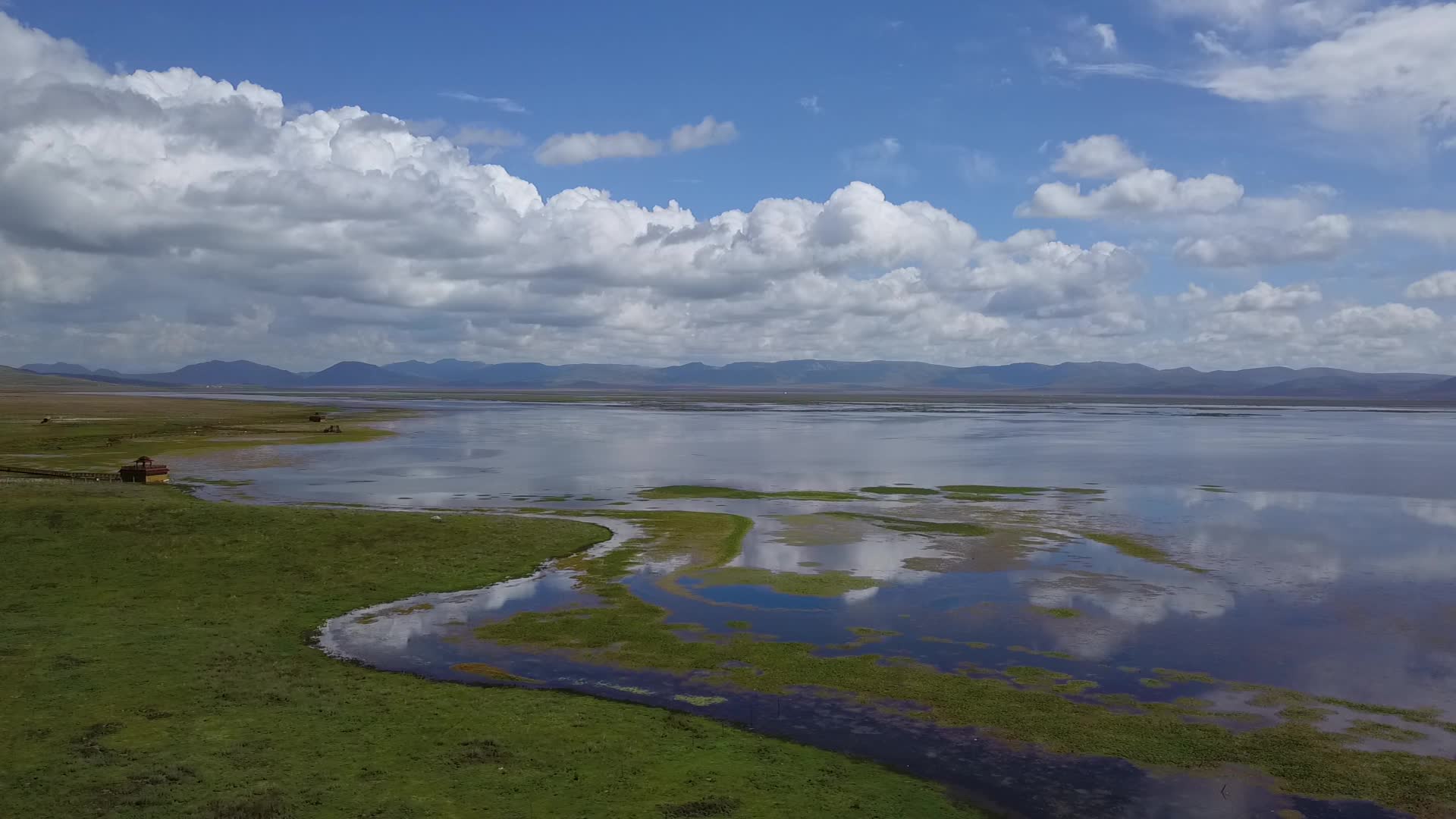 甘南州尕海湖航拍视频视频的预览图