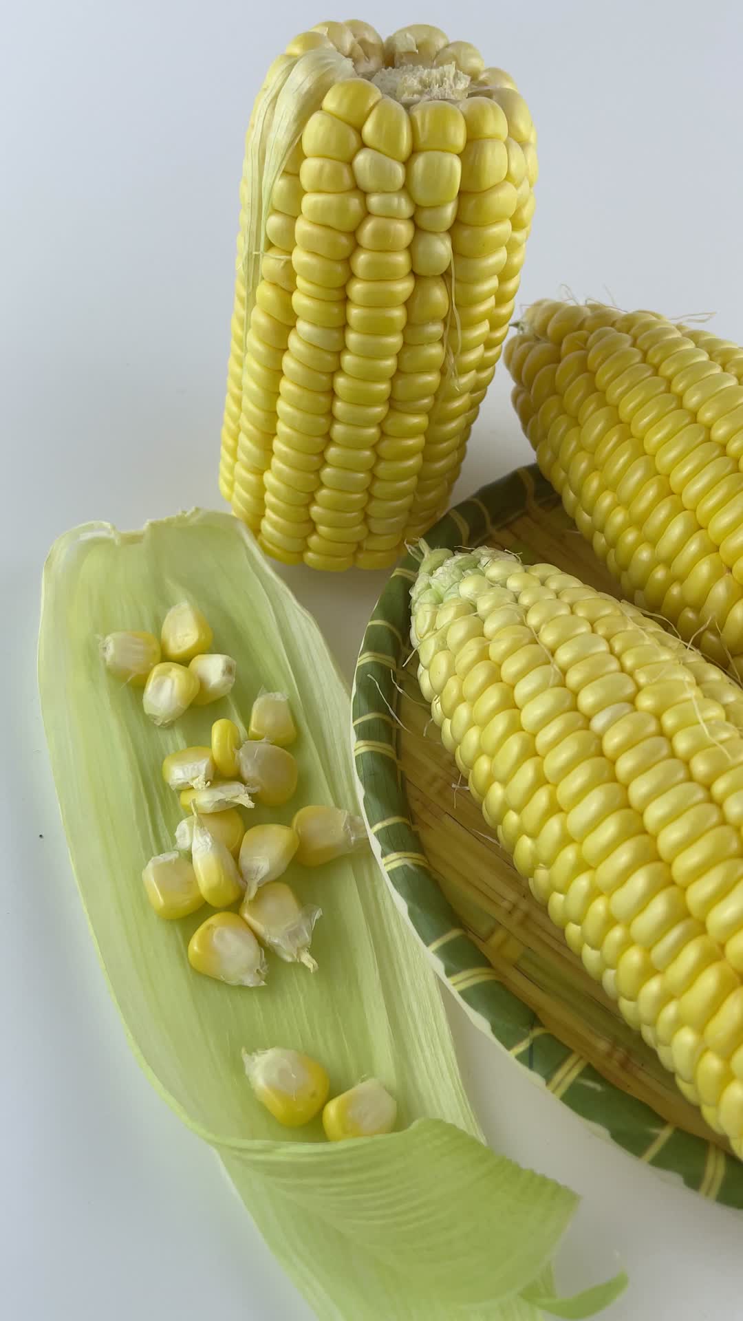 新鲜玉米4K实拍视频视频的预览图