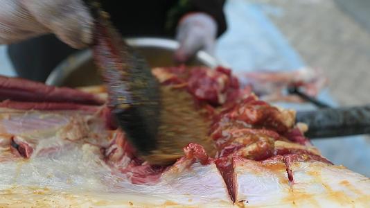 丰宁美食烤全羊涮酱料视频的预览图