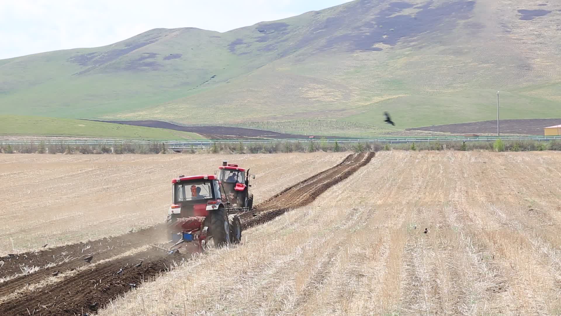 农民耕地机械种地视频的预览图