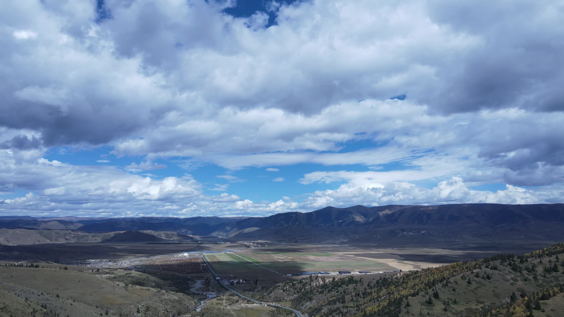 川藏线蓝天白云实拍视频的预览图