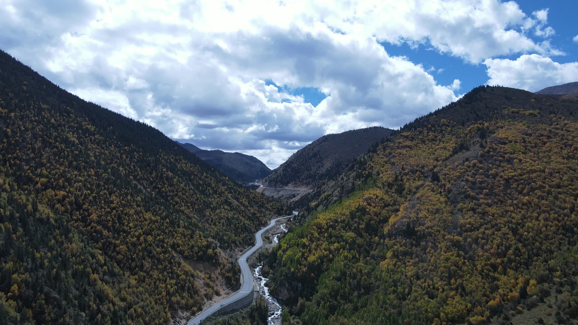川藏线山谷航拍实景镜头视频的预览图