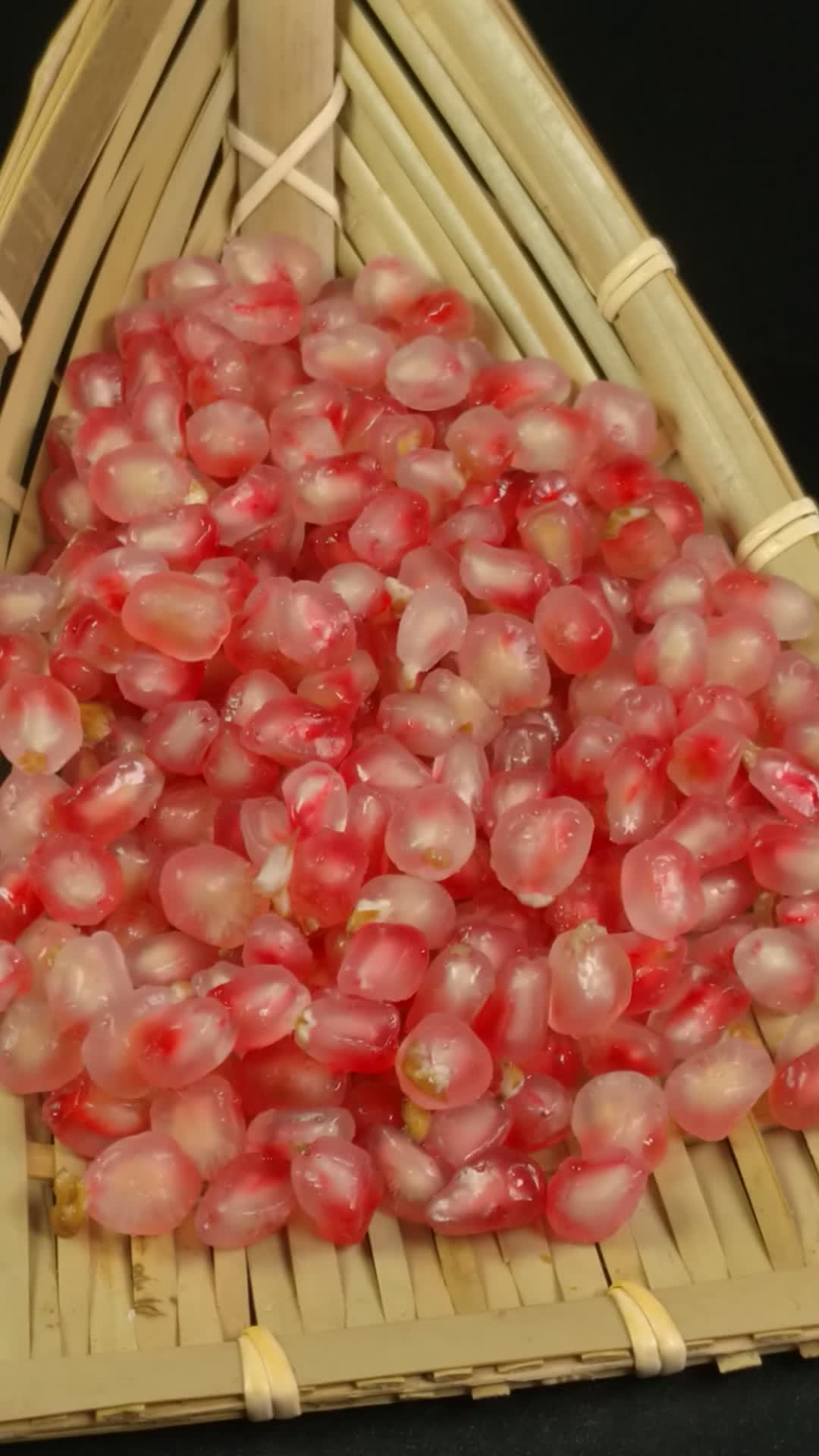 软籽石榴水果果实4K实拍视频视频的预览图