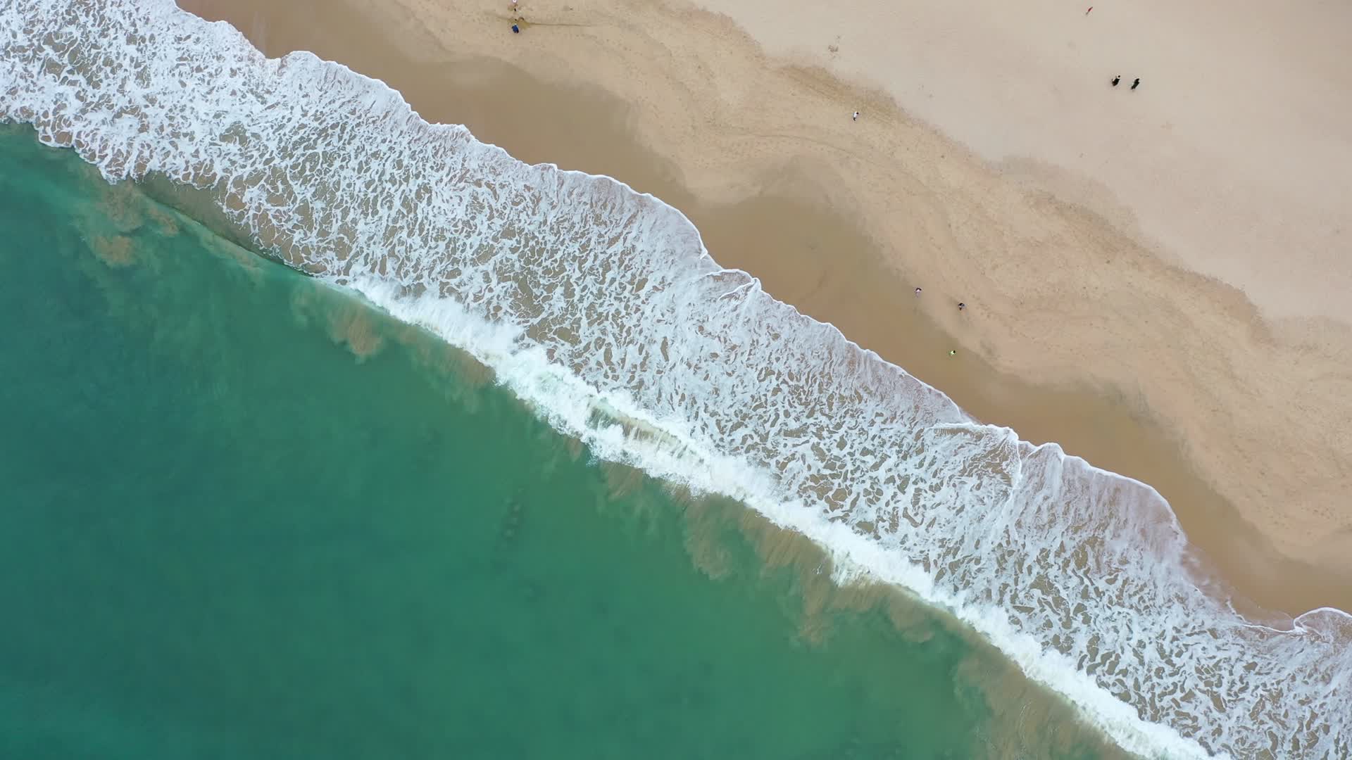 航拍大海边海浪视频的预览图