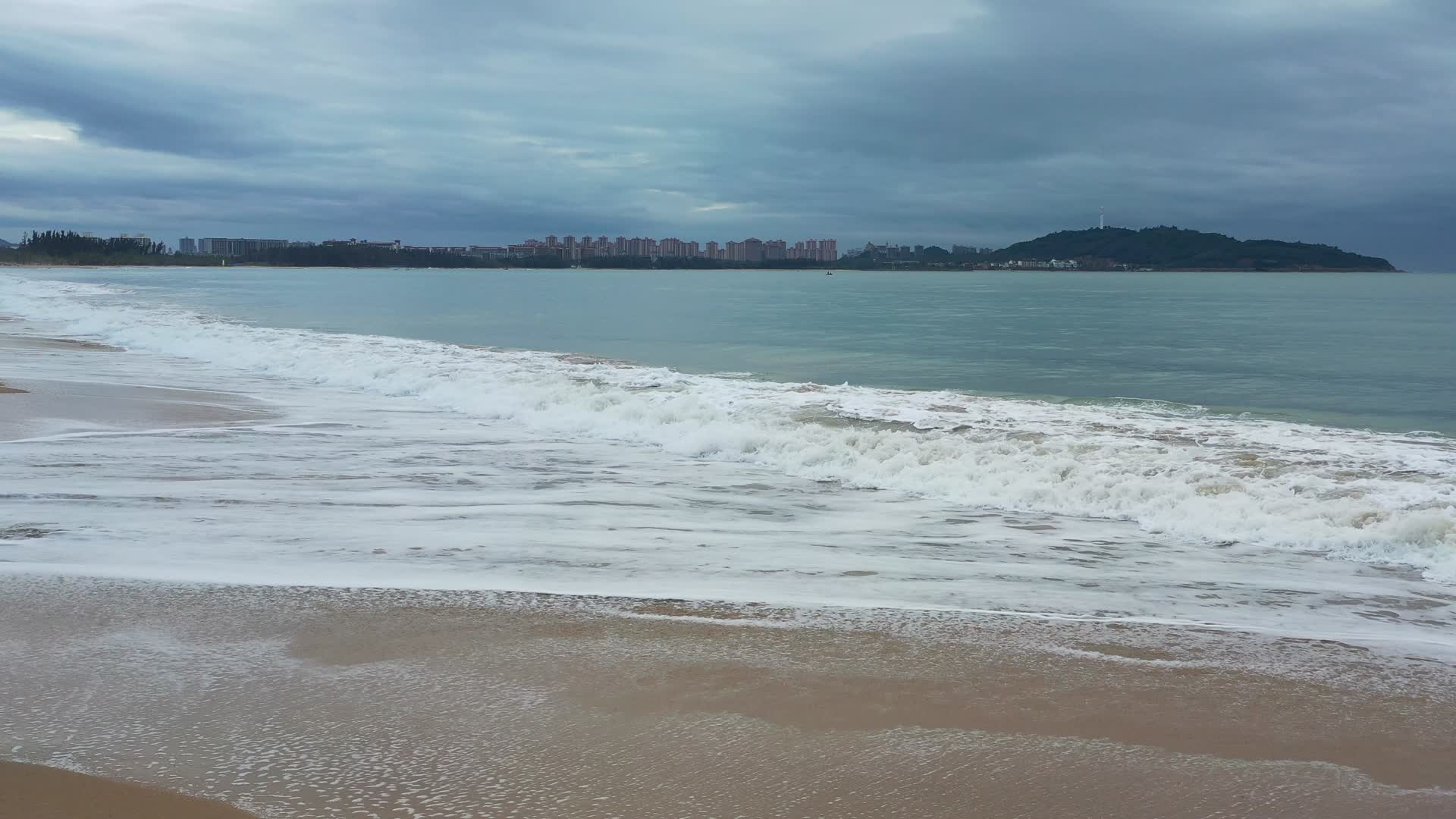 航拍三亚海边海浪视频的预览图