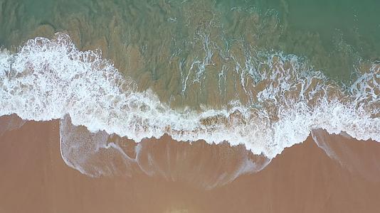 航拍三亚海边海浪视频的预览图