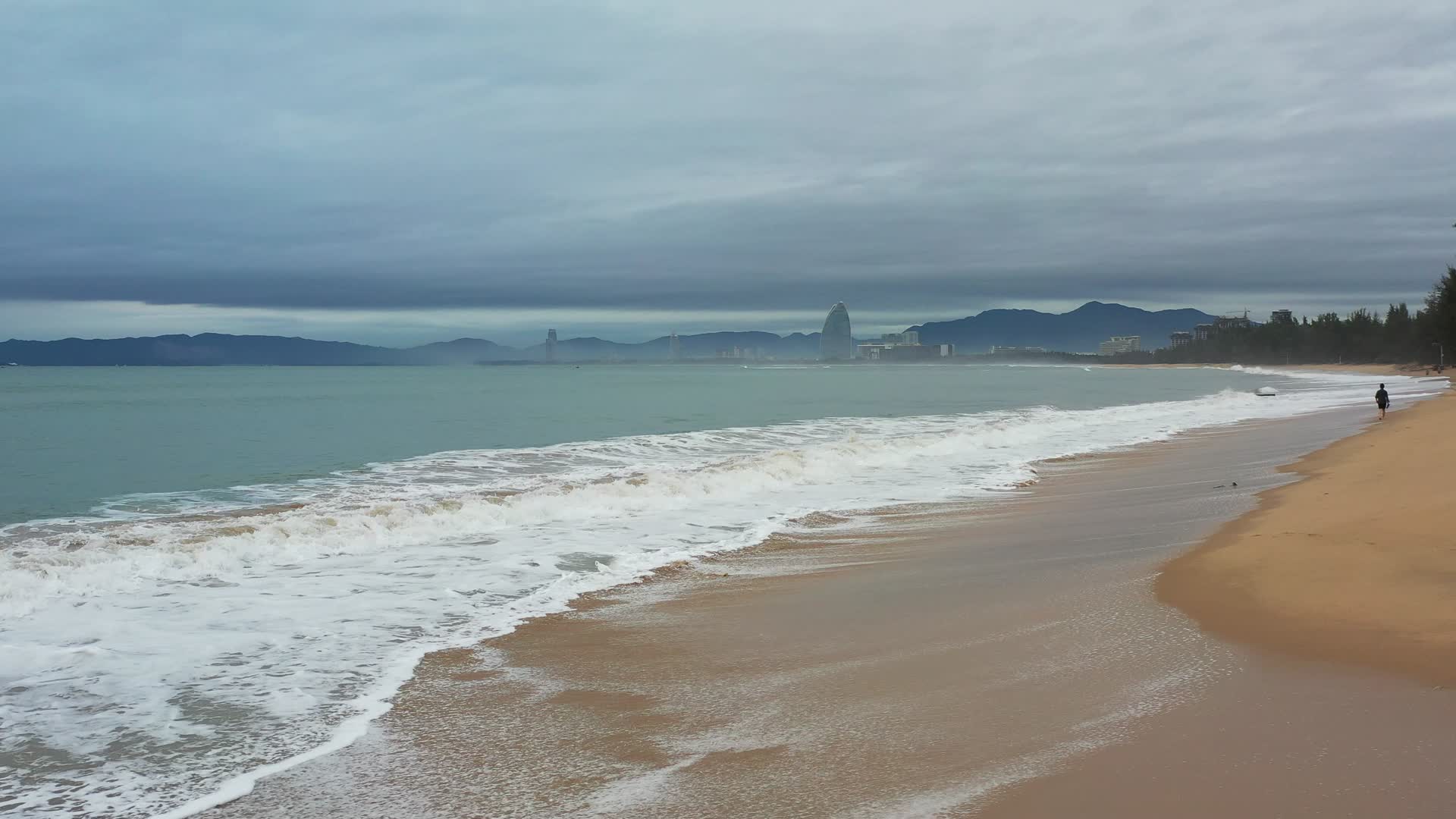 航拍大海边海浪视频的预览图