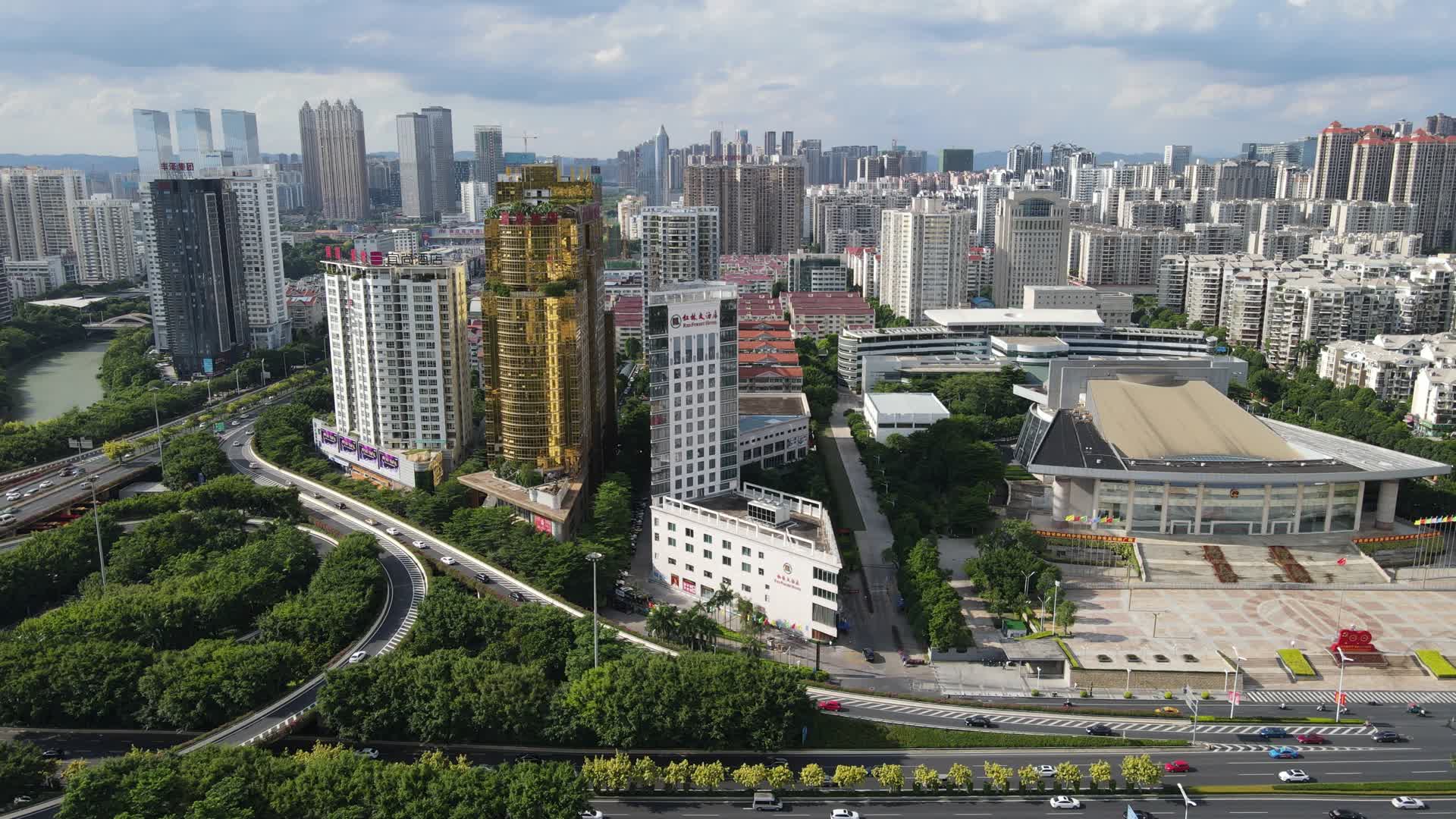 航拍广西南宁城市高楼蓝天白云天际线视频的预览图