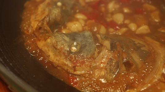 美食烹饪柴火炖鱼沸腾慢镜头视频的预览图