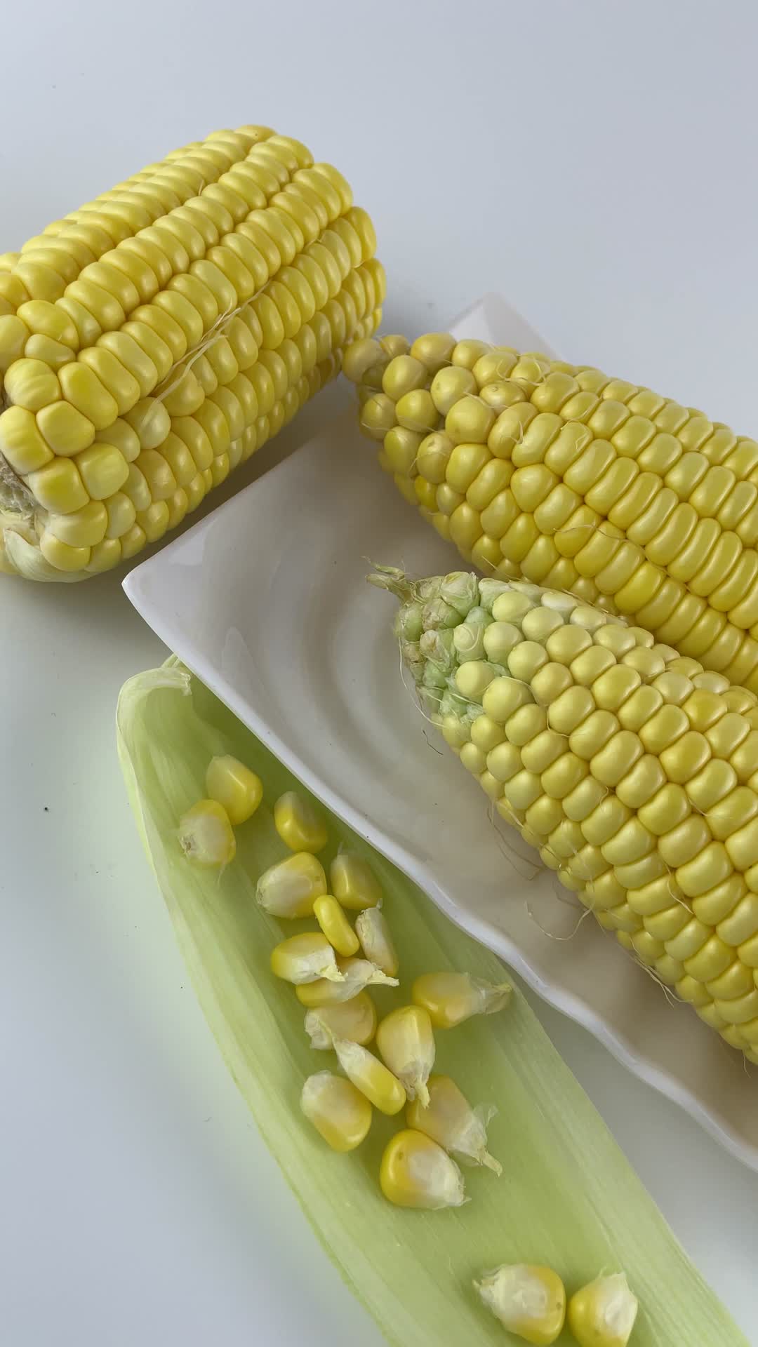 新鲜玉米4K实拍视频视频的预览图