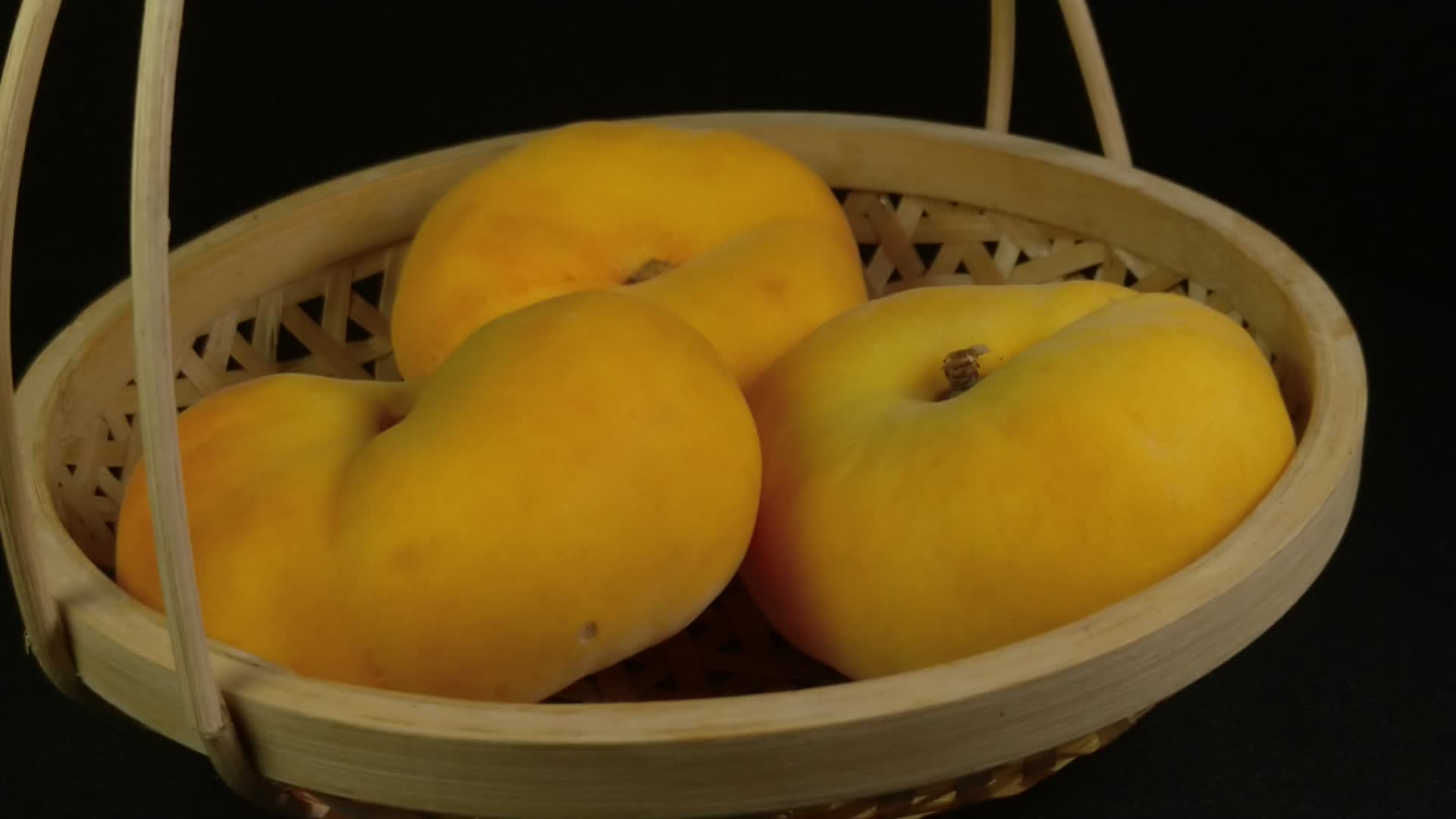 蟠桃水果果实4K实拍视频视频的预览图