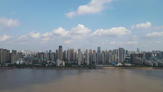 湖北武汉城市建设蓝天白云天际线航拍视频的预览图