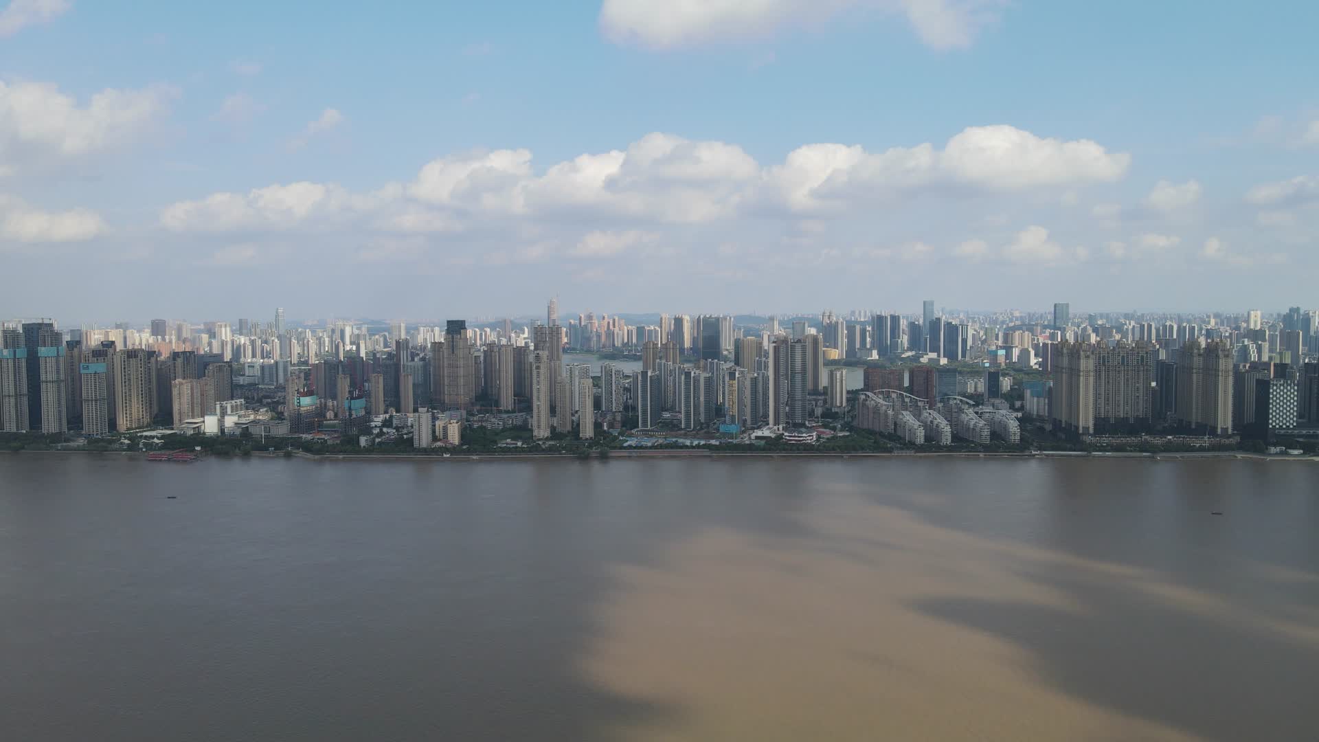 湖北武汉城市建设蓝天白云天际线航拍视频的预览图