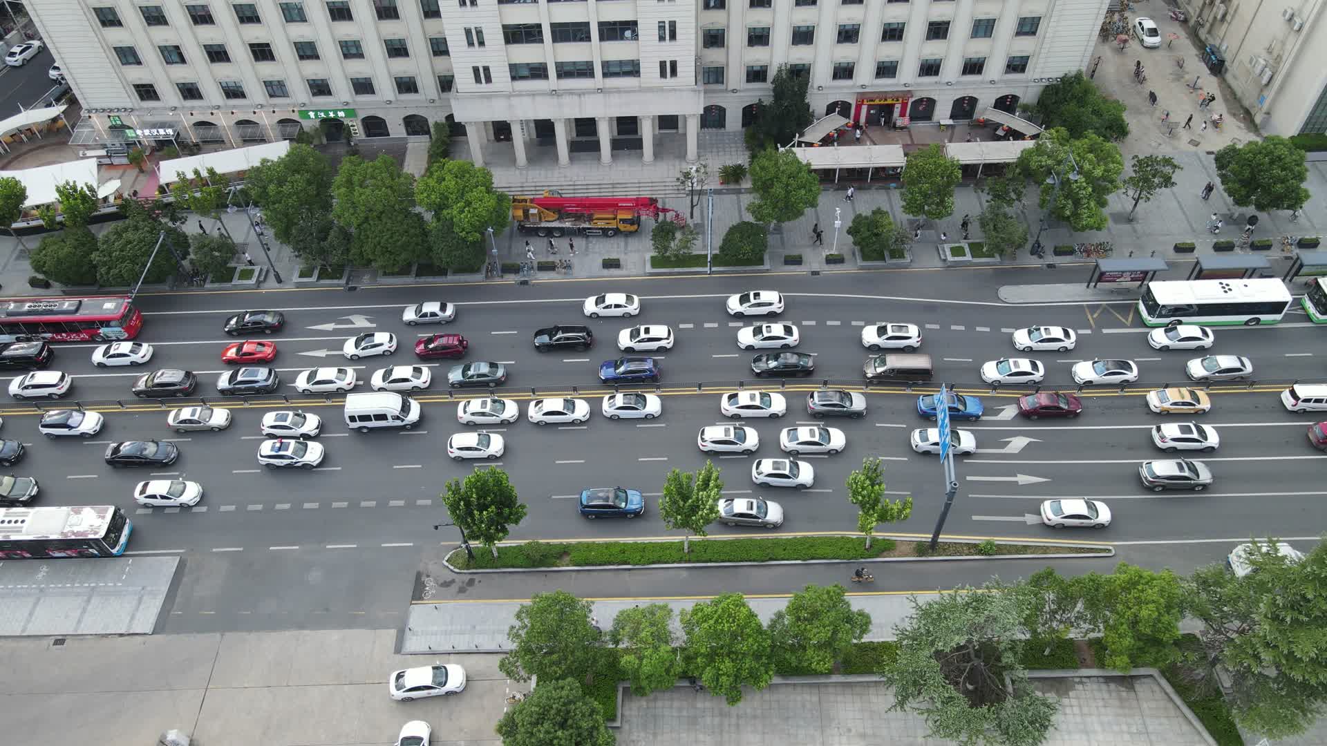 湖北武汉城市拥堵的交通航拍视频的预览图