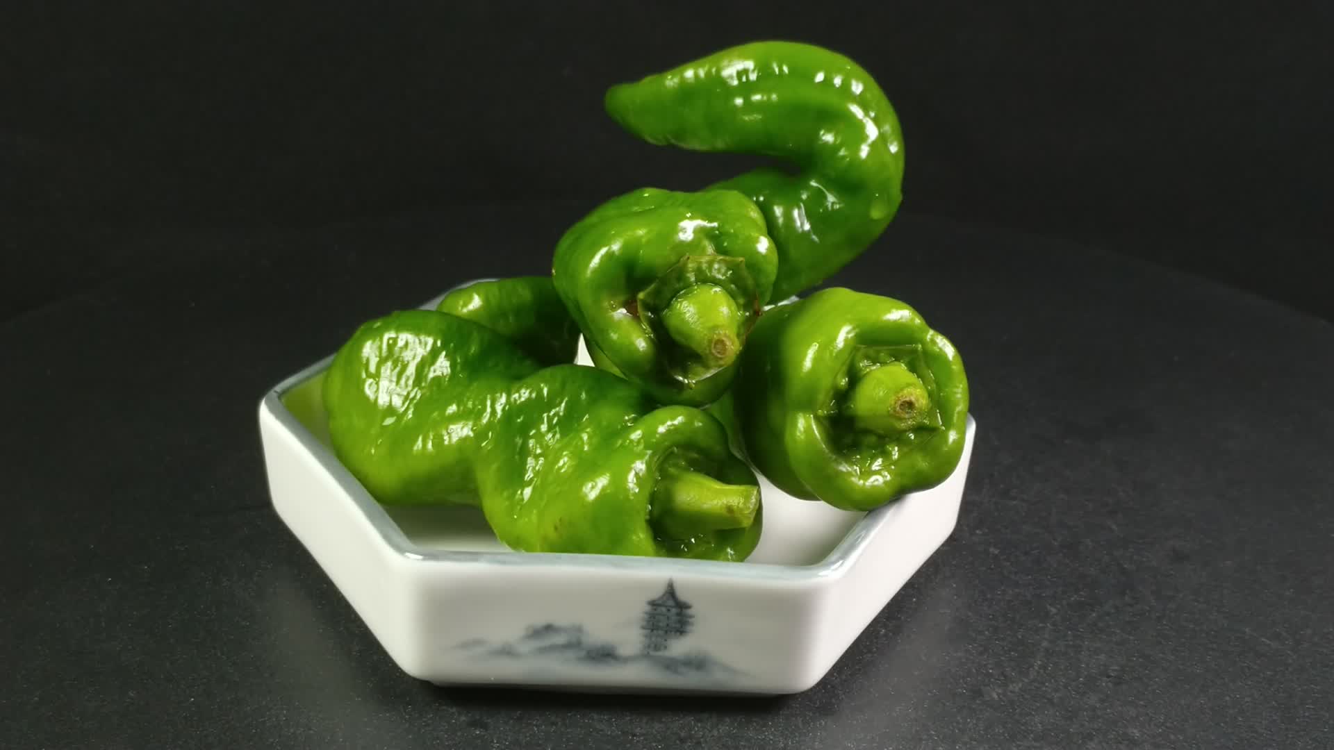 新鲜生态螺丝椒蔬菜食品4K实拍视频视频的预览图