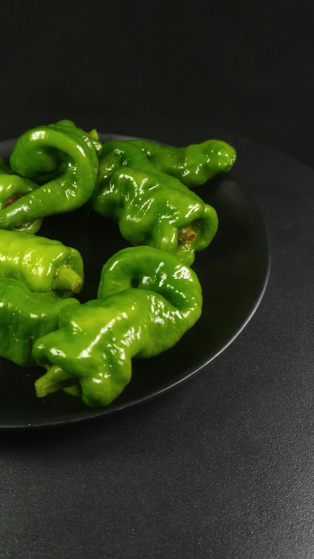 新鲜生态螺丝椒蔬菜食品4K实拍视频视频的预览图