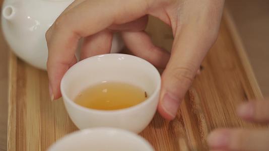 泡茶喝茶悠闲度假茶文化视频的预览图