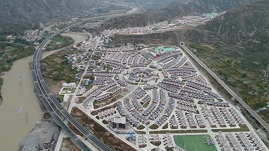 藏族漂亮的小镇甘肃大美陇南中国扶贫安置工程视频的预览图