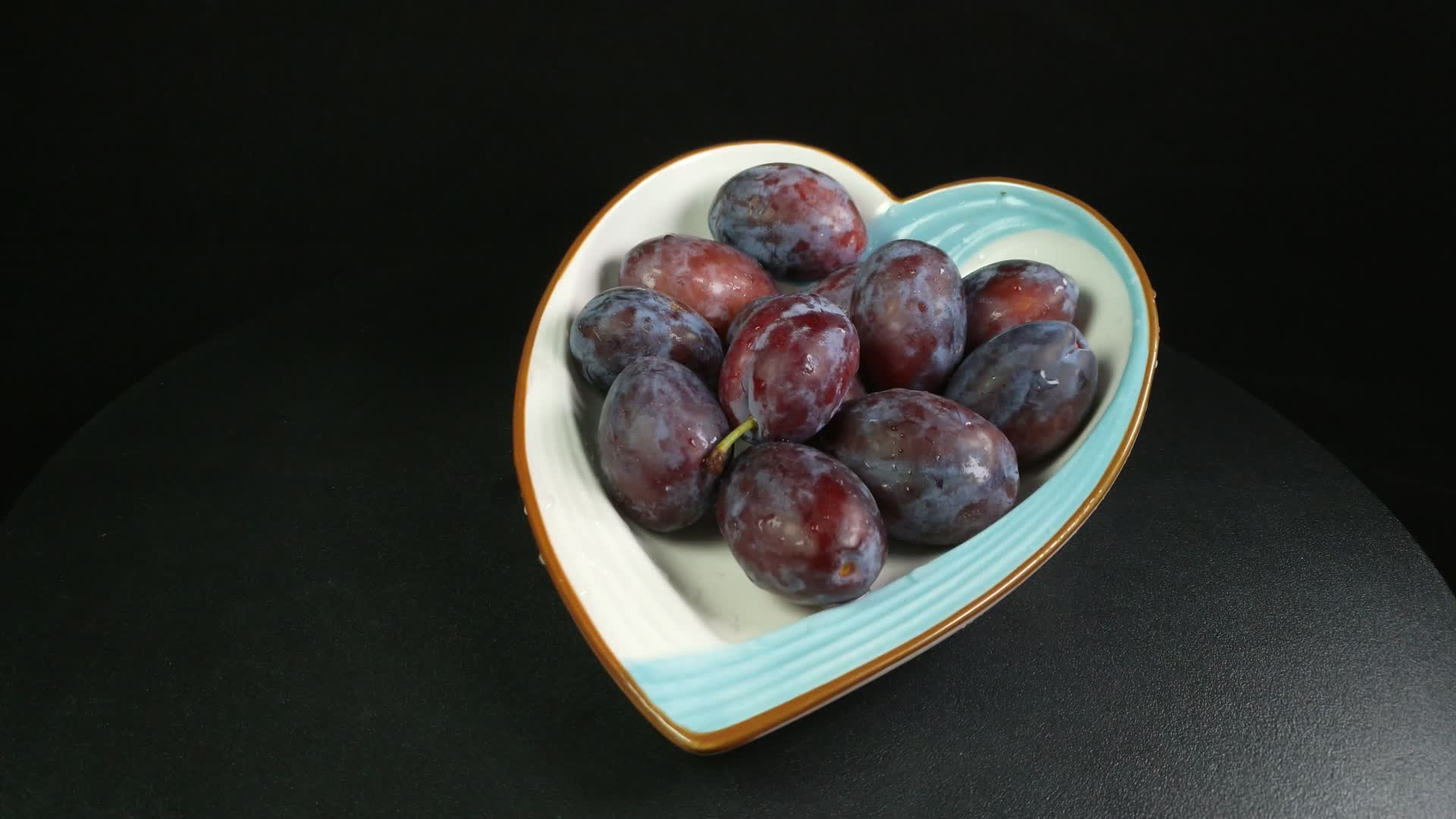 水果西梅食材食物4K实拍视频视频的预览图