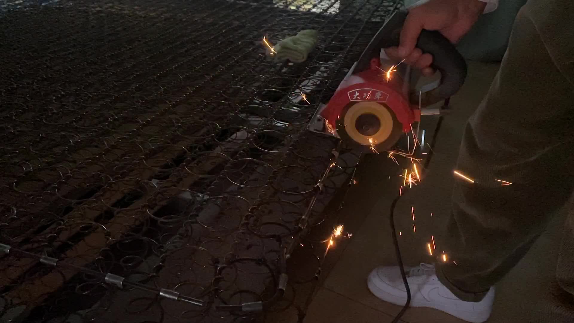 切割金属火花视频的预览图
