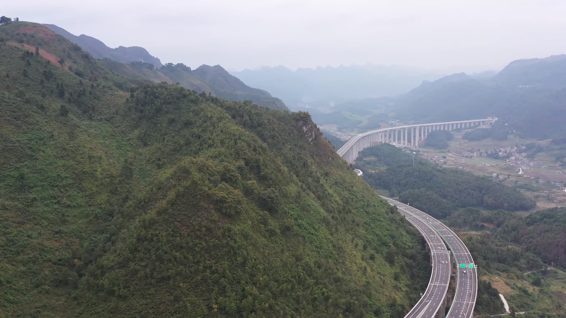 4k超清航拍贵州最近最火的可以掉头高速公路视频的预览图