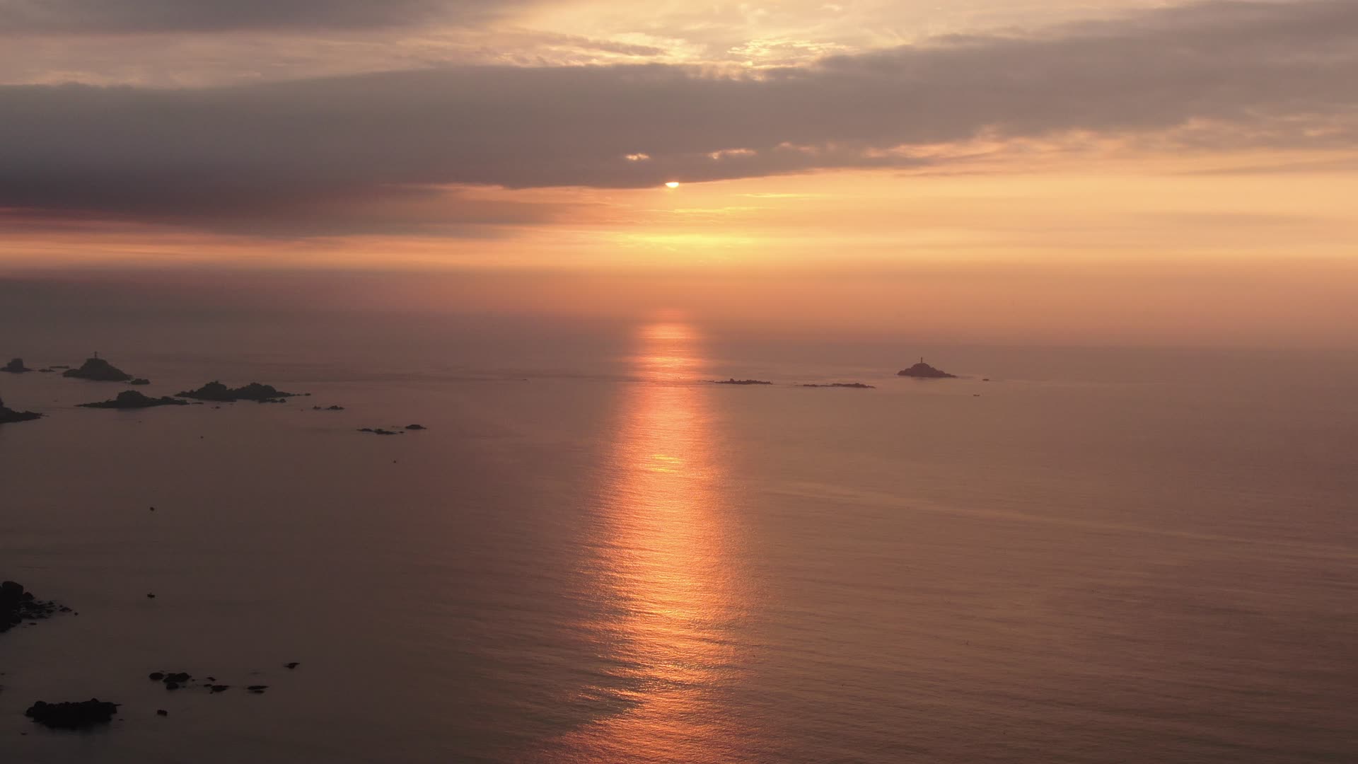 航拍清晨海上日出彩霞视频的预览图