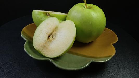 健康营养水果青苹果4K实拍视频视频的预览图