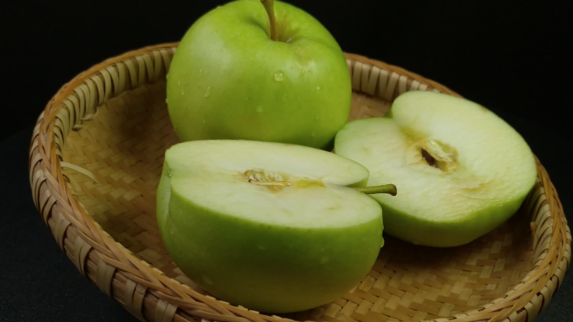健康营养水果青苹果4K实拍视频视频的预览图