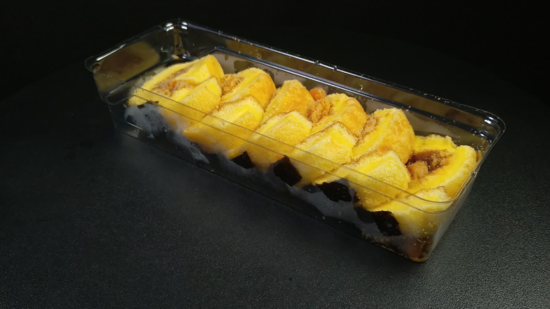 美食甜点海苔蛋糕4K实拍视频视频的预览图