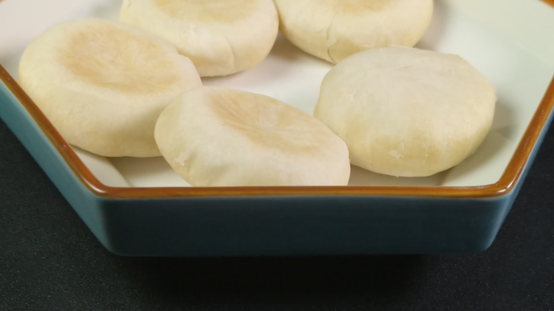 甜点美食食物绿豆饼4K实拍视频视频的预览图