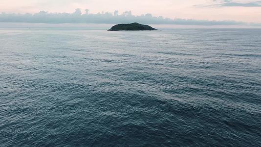4K海岛航拍电影开头日落风景唯美视频的预览图