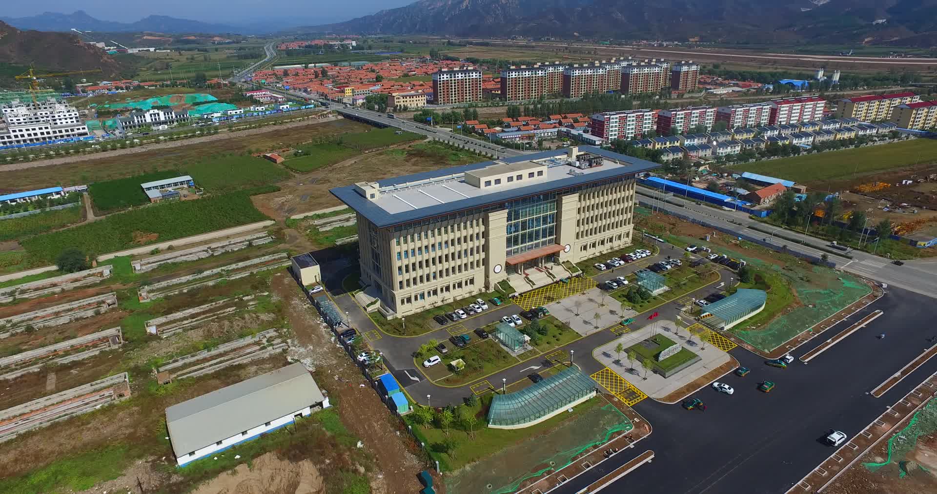 航拍丰宁县城建设建筑风光景色视频的预览图
