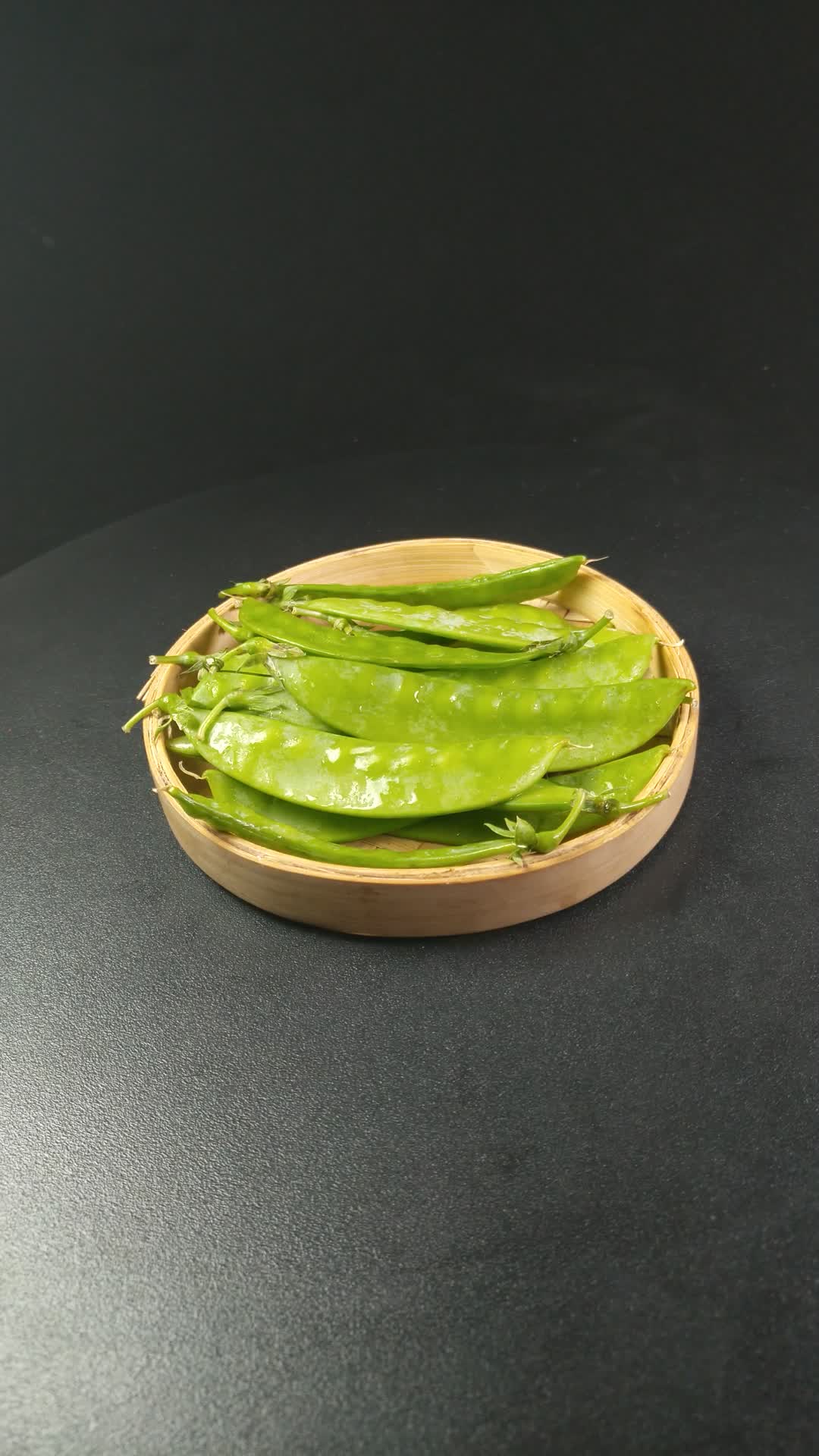 豌豆豌豆荚美食食材4K实拍视频视频的预览图