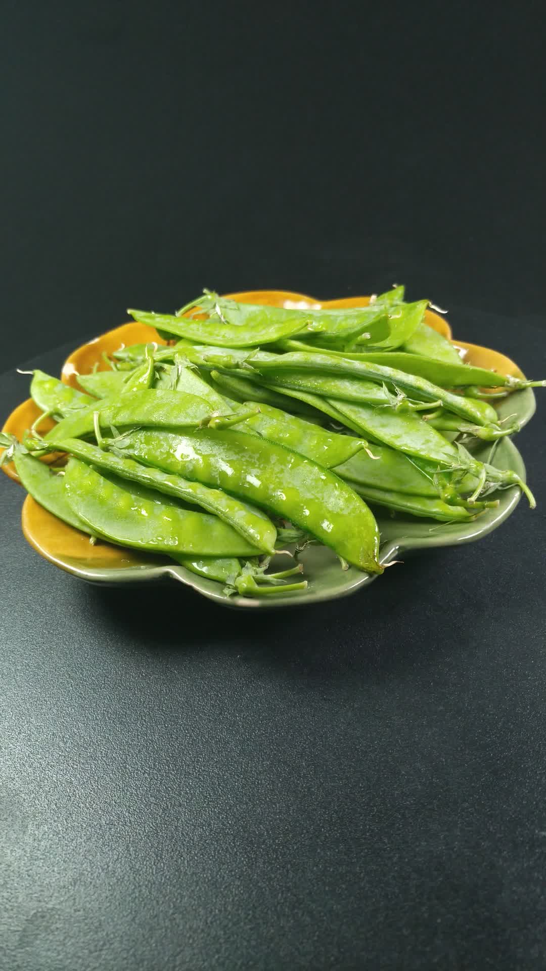 豌豆豌豆荚美食食材4K实拍视频视频的预览图