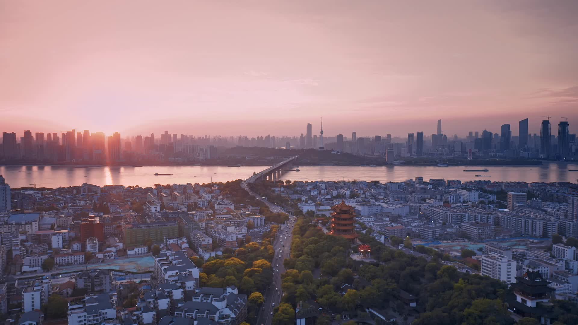武汉长江沿江城市风光黄鹤楼视频的预览图