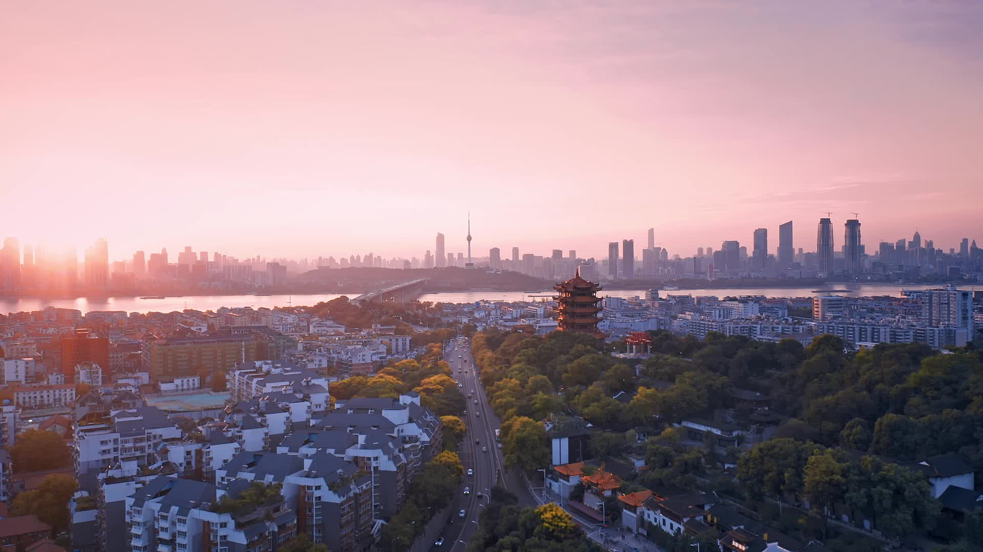 武汉长江沿江城市风光黄鹤楼视频的预览图