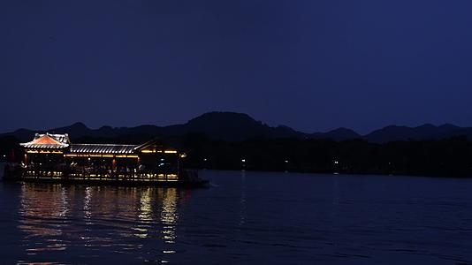 杭州西湖风景区夜景游船4K风景视频视频的预览图