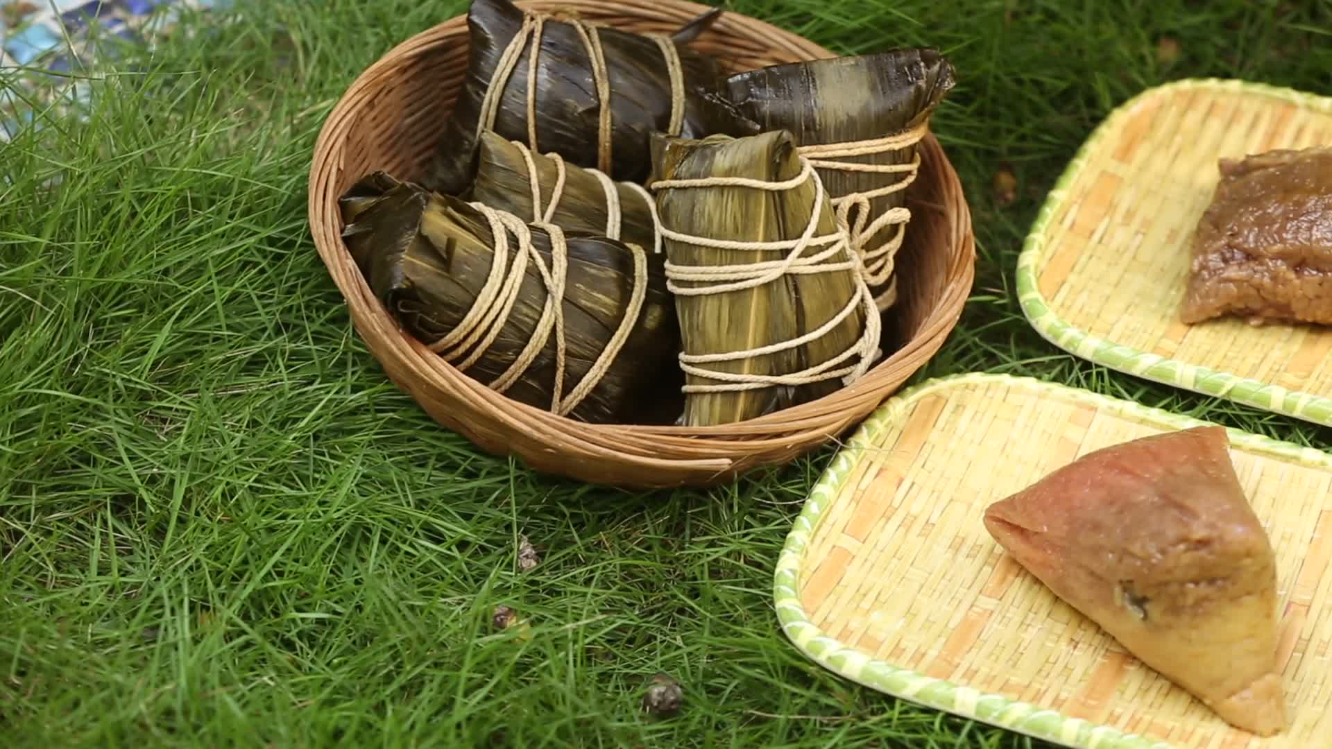 海南黎族三色粽摆设在草地上的粽子视频的预览图