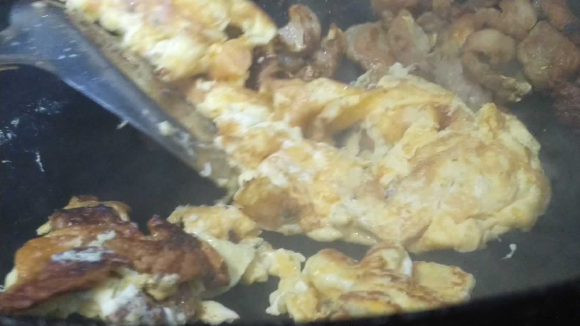炒鸡蛋美味食品4K实拍视频视频的预览图
