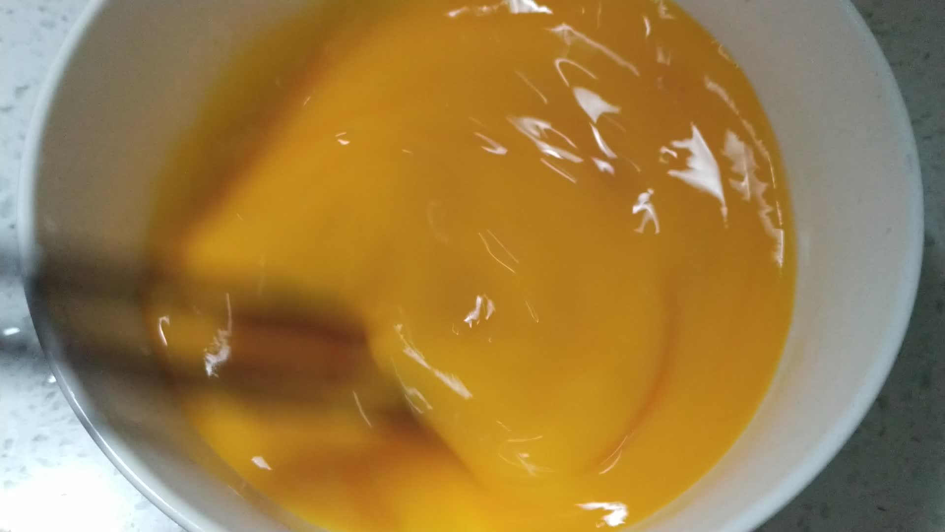 调制鸡蛋美味食品4K实拍视频视频的预览图